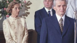 Nicolae Ceausescu (P) wraz z żoną Eleną podczas wizyty w Polsce w 1984 r. Fot. PAP/G. Rogiński