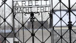 Brama w byłym niemieckim obozie koncentracyjnym Dachau przed kradzieżą. Fot. PAP/EPA