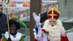 Holenderski Święty Mikołaj – Sinterklaas i jego pomocnik Zwarte Piet, czyli Czarny Piotruś. Fot. PAP/EPA
