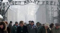 Byli więźniowie z bliskimi przechodzą przez bramę KL Auschwitz. 27.01.2010. Fot. PAP/L. Szymański