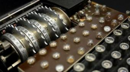 Fragment oryginalnego egzemplarza niemieckiej maszyny szyfrującej „Enigma” z czasów II wojny. Fot. PAP/J. Turczyk