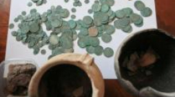 Znalezione garnki wypełnione ponad 6 tys. srebrnych monet, wstępnie datowanych na XVI i XVII w. Fot. PAP/L. Muszyński