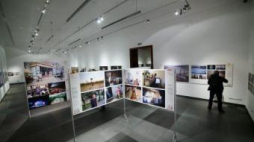 Wystawa zdjęć nagrodzonych w konkursie World Press Photo 2015 w Centrum Kultury Zamek w Poznaniu. Fot.PAP/J. Kaczmarczyk