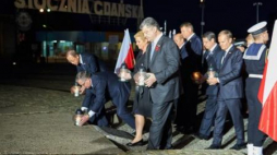 Europejscy przywódcy zapalają znicze przed Pomnikiem Poległych Stoczniowców w Gdańsku. Fot. PAP/A. Warżawa