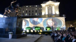 Prezentacja multimedialna "Muzeum Utracone" wyświetlona na fasadzie Pałacu Prezydenckiego. Fot. PAP/J. Turczyk