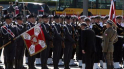 Prezydent B. Komorowski podczas uroczystej promocji na pierwszy stopień oficerski żołnierzy rezerwy. Fot. PAP/T. Gzell