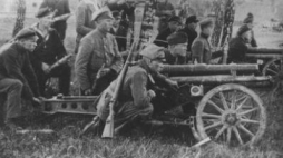 Grupa powstańców na stanowiskach bojowych. 1921 r. Fot. CAW