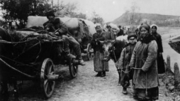 Rolnicy podczas ucieczki. Rosja, listopad 1915 r. Fot. Bundesarchiv. Źródło: Wikimedia Commons