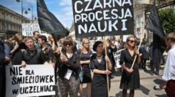 Uczestnicy „czarnej procesji” w Warszawie, 10.06.2015. Fot. PAP/R. Guz