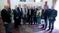 Minister kultury Małgorzata Omilanowska oraz odznaczeni medalami Zasłużony Kulturze - Gloria Artis. Fot. PAP/T. Gzell