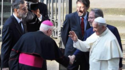 Papież przed kościołem wadensów w Turynie. Fot. PAP/EPA