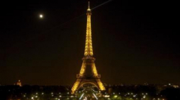 Symbol Paryża, wieża Eiffela. Fot. PAP/EPA