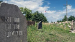 Krzyż i tablice w Gibach upamiętniające pomordowanych w obławie augustowskiej. Fot. PAP/J. Ochoński