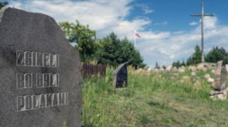 Krzyż i tablice w Gibach upamiętniające pomordowanych w obławie augustowskiej.. Fot. PAP/J. Ochoński