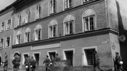 Dom w austriackim Braunau, w którym urodził się Adolf Hitler. Fot. PAP/EPA