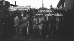 Brama strajkującej Stoczni Szczecińskiej. Sierpień 1980 r. Fot.  Fot. PAP/CAF/J. Undro