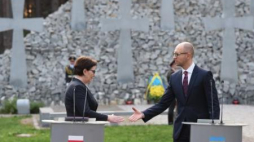 Premier Ewa Kopacz i premier Ukrainy Arsenij Jaceniuk, podczas uroczystości w Bykowni Fot.PAP/Radek Pietruszka