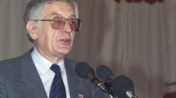 Zdzisław Najder. II Krajowy Zjazd Delegatów NSZZ Solidarność. Gdańsk 04.1990. Fot. PAP/I. Sobieszczuk