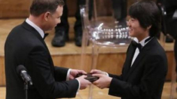 Seong-Jin Cho odbiera nagrodę z rąk prezydenta Andrzeja Dudy . Fot. PAP/R. Pietruszka 
