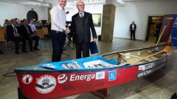 Podróżnik Marcin Gienieczko przekazuje canoe dyrektorowi Muzeum Morskiego Jerzemu Litwinowi. Fot. PAP/A. Warżawa