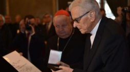 Kardynał Franciszek Macharski odebrał srebrny medal Cracoviae Merenti . Fot. PAP/J. Bednarczyk