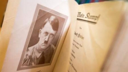 Kopia oryginalnej edycji „Mein Kampf” Hitlera. Fot. PAP/EPA