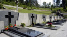 Cmentarz Antokolski w Wilnie - groby poległych pod wieżą telewizyjną w 1991 r. Fot. PAP/R. Sikora