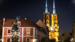 Wrocław, Ostrów Tumski i Katedra św. Jana Chrzciciela nocą. Fot. PAP/M. Kulczyński