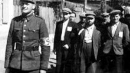 Wilno 1941: Litewski policjant prowadzi grupę żydowskich robotników. Źródło: Bundesarchiv / Wikipedia