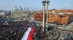 Manifestacja KOD pod hasłem "Polska murem za Wałęsą" na placu Solidarności w Gdańsku. Fot. PAP/A. Warżawa