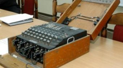 Niemiecka maszyna szyfrująca Enigma. Fot. PAP/A. Rybczyński