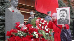 Rosyjscy komuniści przy grobie Stalina na Placu Czerwonym w Moskwie. Fot. PAP/EPA
