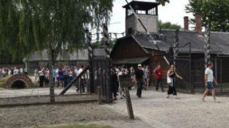 Turyści w byłym niemieckim obozie zagłady KL Auschwitz. Fot. PAP/J. Bednarczyk