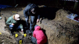 Prace ekshumacyjne k. Kielc prowadzone w grudniu 2015 r. przez Fundację "Niezłomni". Fot. PAP/P. Polak