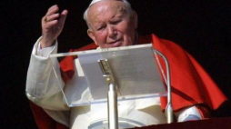 Papież Jan Paweł II pozdrawia wiernych na Placu św. Piotra. Watykan, 13.01.02. Fot. PAP/EPA