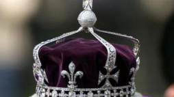 Diamentowa korona koronacyjna brytyjskiej Królowej Matki, której główną ozdobą jest diament Koh-i-Noor. Fot. PAP/EPA
