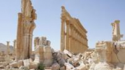 Uszkodzony Łuk Triumfalny w Palmyrze. Fot. PAP/EPA