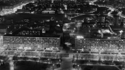 Warszawa, 1969. Ulica Świętokrzyska nocą – widok z Pałacu Kultury i Nauki. Fot. Zbyszko Siemaszko/FORUM