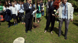 A. Pilecki (P), D. Pilecka i J. Kisielewski podczas sadzenia drzewka upamiętniającego płk. Pileckiego. Fot. PAP/T. Gzell