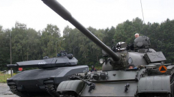 Czołg T-55 (z prawej). Fot. PAP/G. Momot 