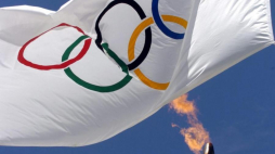 Olimpiada w Atenach 2004. Flaga i znicz olimpijski na silnym wietrze. Fot. PAP/EPA 