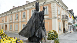 Pomnik papieża Jana Pawła II przed Muzeum Dom Rodzinnego Jana Pawła II w Wadowicach. Fot. PAP/J. Bednarczyk 