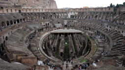 Turyści w Koloseum. Fot. PAP/EPA