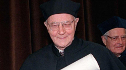 Prof. Gerard Labuda z tytułem doktora honoris causa Uniwersytetu Warszawskiego. 1997 r. Fot. PAP/CAF/P. Wierzchowski