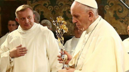 Papież Franciszek składa Złota Różę w Kaplicy Cudownego Obrazu na Jasnej Górze. 28.07.2016. Fot. PAP/L. Szymański 