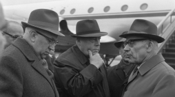 Władysław Gomułka (P) i Józef Cyrankiewicz (C) po powrocie z narady w Moskwie. Warszawa, czerwiec 1967 r. Fot. PAP/CAF