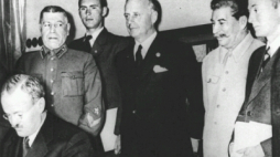 Joachim von Ribbentrop i Wiaczesław Mołotow. Fot. NAC