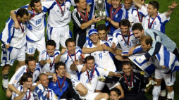 Reprezentajca Grecji z Pucharem Europy na stadionie w Lizbonie. 05.07.2004. Fot. PAP/EPA