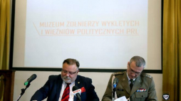 Dyrektor Jacek Pawłowicz (L) i ppłk Leszek Stępień podpisują porozumienie o współpracy. Fot. PAP/T. Gzell