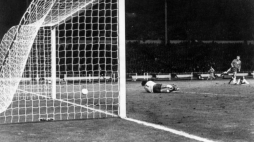 Jan Domarski strzela na Wembley decydującą bramkę dla reprezentacji Polski. 17.10.1973.  Fot. PAP/Archiwum